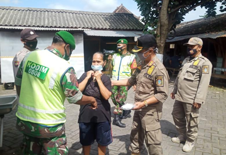Bagikan Masker 