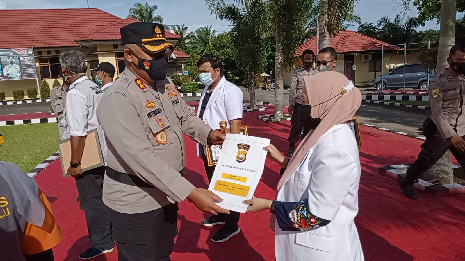 Kapolres Mukomuko Beri Penghargaan untuk Pejuang Kemanusiaan Covid-19
