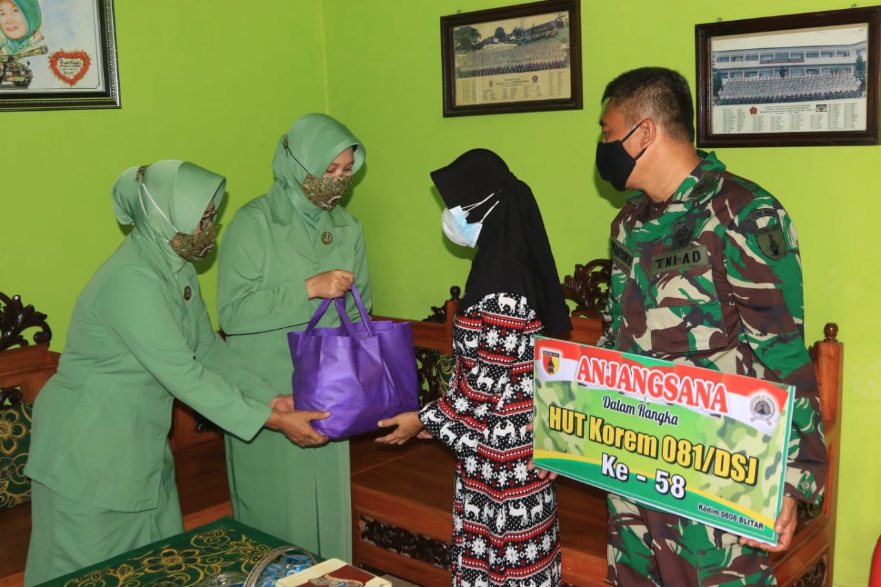 Ketua Persit Kartika Chandra Kirana (KCK) Cabang XXII Kodim 0808/Blitar Ny. Trinil Donata Didin Nasruddin