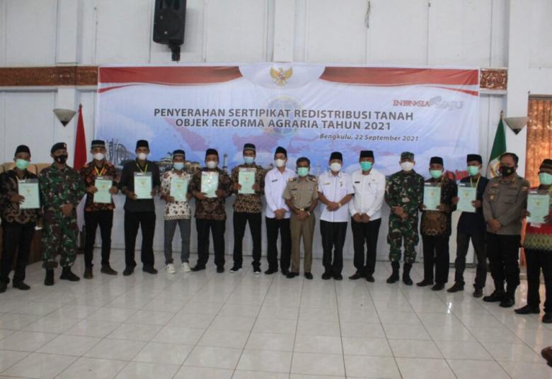 Presiden Jokowi Serahkan Sertifikat Tanah Untuk 149 Orang dari Kabupaten Benteng Secara Virtual 