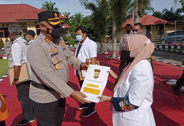 Kapolres Mukomuko Beri Penghargaan untuk Pejuang Kemanusiaan Covid-19