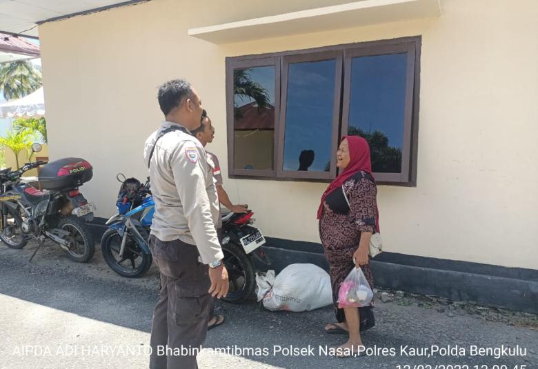 Bhabinkamtibmas Polsek Nasal Bantu Nenek Asal Lampung Cari Keluarga Lewat Medsos 