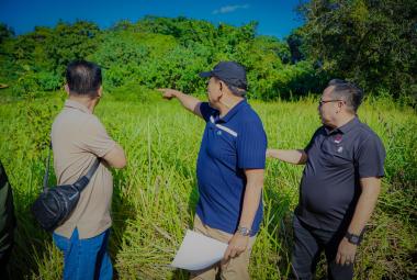 Wakil Gubernur Bengkulu, Mian, bersama sejumlah pejabat Pemerintah Provinsi Bengkulu, didampingi Ketua Forum Kepala Desa Apoho dan Camat Enggano, meninjau lokasi rencana pembangunan Kantor Penghubung Provinsi Bengkulu di Desa Apoho, Pulau Enggano, pada Jumat (11/7)