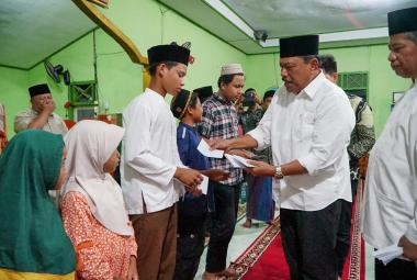 Wakil Gubernur Bengkulu Mian Beri Santunan Untuk Anak-anak Yatim yang ada di Pulau Enggano
